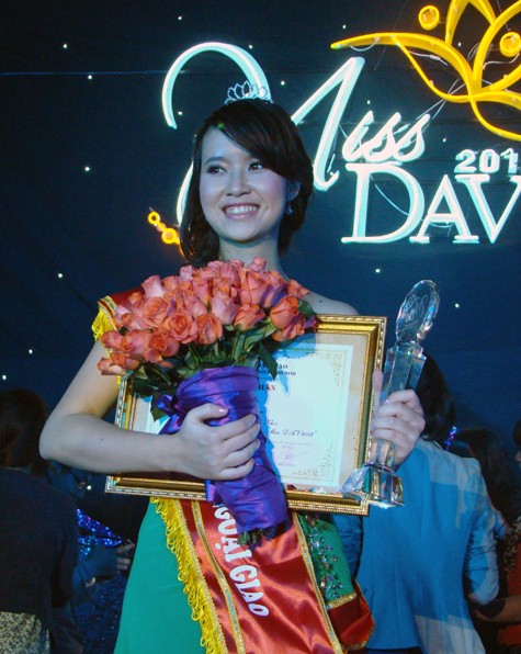 Với bài hùng biện về đất nước Việt Nam có nhỏ bé hay không bằng tiếng Anh vô cùng ấn tượng, SBD 79 Nguyễn Thị Vân Anh xứng đáng với chiếc vương miện cao quý nhất của cuộc thi Miss HV Ngoại giao 2012